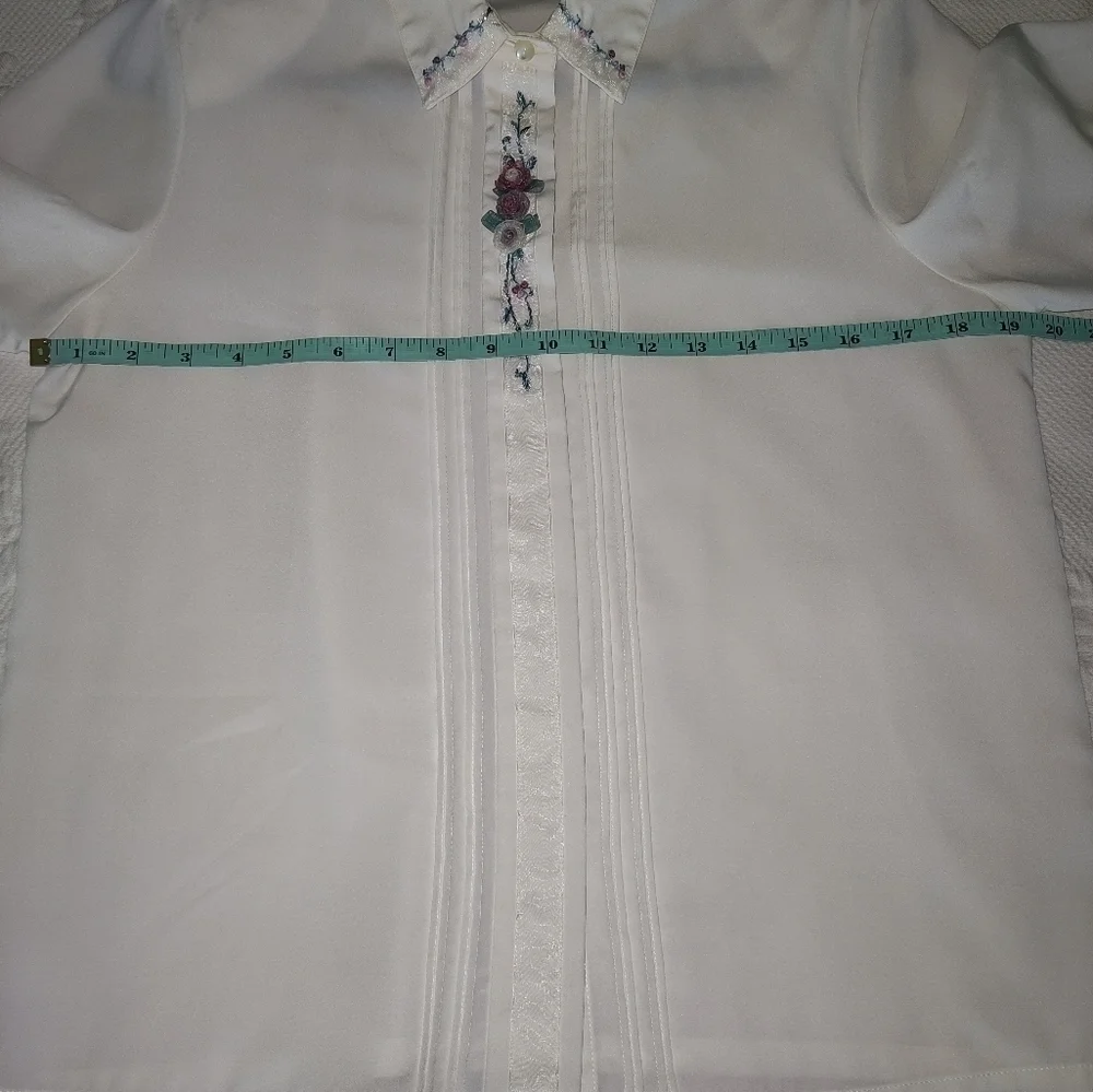 Koret Petites Button Collar blouse Womens W/Embroidery & Shoulder Pads size 8